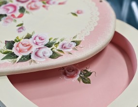수강생 작품 입니다.포크아트는 가구, 나무나 MDF 소품 등에&nbsp; 그림을 그려요~이뿌고 실용성이 있는 그림입니다.목요일에 수강생이 원하는 시간에 배울수있습니다.지금 도전 해 보세요~^^&nbsp;