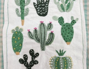여러가지 선인장을 수놓았어요~실과 바늘로 천에 무늬를 만드는 수업평생 취미로 최고입니다~자수 배우러 오세요~ㅎㅎ